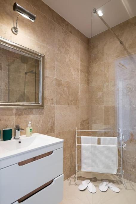 Charming Apartment In Perfect Location Krakow Bagian luar foto